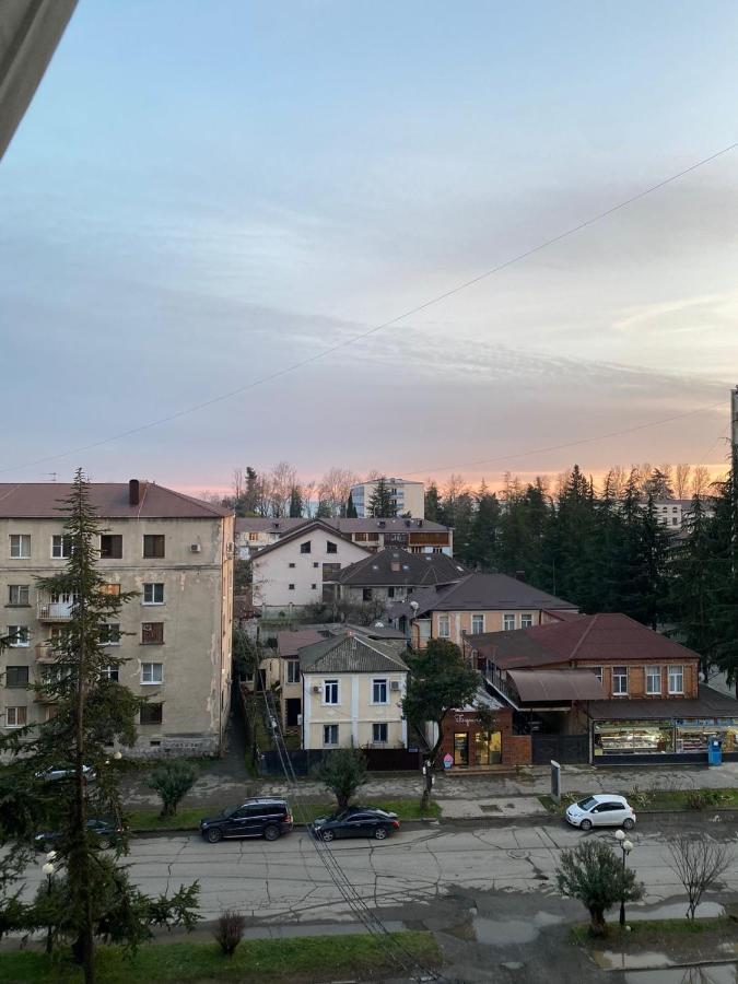 Большая Четырехкомнатная Квартира С Двумя Балконами У Моря В Центре Сухума,В Абхазии Экстерьер фото